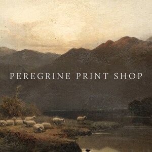 Pu&ograve; includere: Un dipinto vintage che rappresenta una scena di lago con montagne sullo sfondo. Il lago &egrave; in primo piano e ci sono pecore che pascolano sulla riva. Il testo "Peregrine Print Shop" &egrave; al centro dell'immagine.