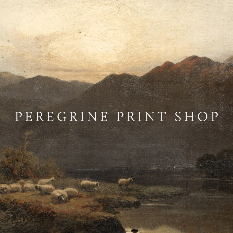 Pu&ograve; includere: Un dipinto vintage che rappresenta una scena di lago con montagne sullo sfondo. Il lago &egrave; in primo piano e ci sono pecore che pascolano sulla riva. Il testo "Peregrine Print Shop" &egrave; al centro dell'immagine.