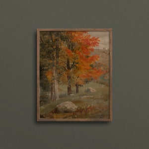 Puede incluir: Una pintura enmarcada que representa un paisaje con tres &aacute;rboles en primer plano. Los &aacute;rboles est&aacute;n en colores oto&ntilde;ales, con hojas rojas, naranjas y amarillas. El fondo es un cielo azul brumoso con algunas colinas distantes.