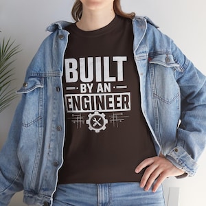 Camiseta "Construido por un ingeniero", camiseta con humor de ingeniero, camiseta con orgullo de la ingeniería, camiseta con gráfico de herramientas y engranajes, regalo para solucionadores de problemas, camiseta unisex para nerds.
