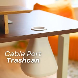 Pode incluir: Uma secretária moderna com uma superfície de madeira castanha escura e uma porta de cabos de cor clara. Abaixo, um caixote do lixo branco em forma de cone. O texto "Cable Port Trashcan" é visível.