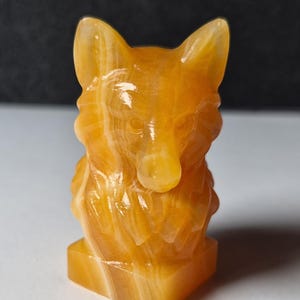 Cabeza de lobo de calcita amarilla