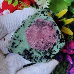 Pu&ograve; includere: Una pietra preziosa verde e rosa con inclusioni nere. La pietra preziosa ha un motivo a forma di stella unico.