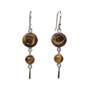Eleganti orecchini pendenti da donna in argento sterling con rose intagliate in occhio di tigre e cabochon rotondi