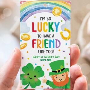 Etiquetas de regalo editables para el Día de San Patricio. Tengo mucha suerte de tener un amigo como tú. Etiqueta imprimible para la clase de duende escolar. Descarga digital instantánea