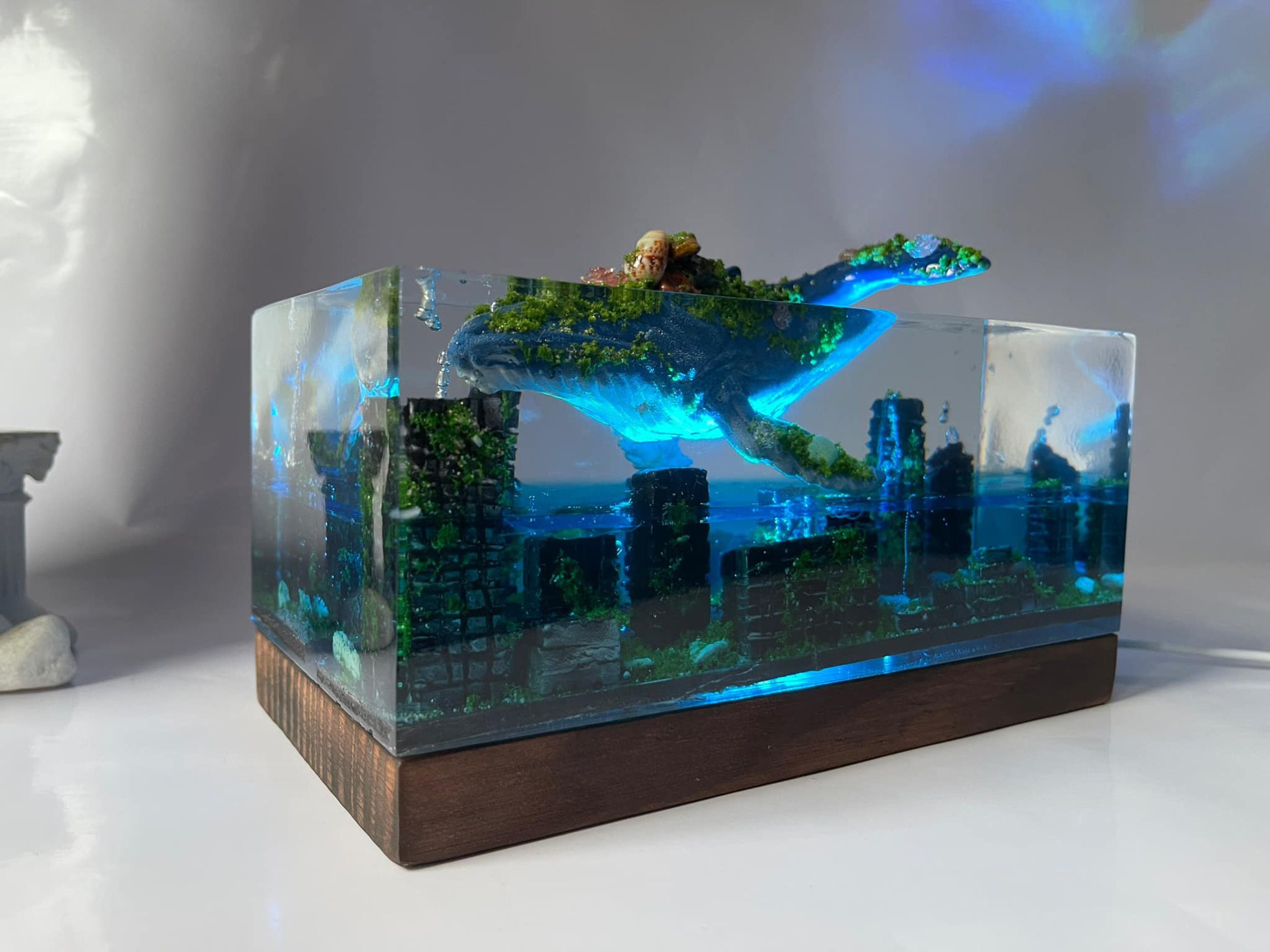 Epoxidharz Ozean Nachtlicht - Taucher & Wal Desktop Deko Mit Holzfuß