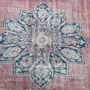 7x9 turkisk matta, mjuk vintagematta, neutral bleknad matta, handgjord oushakmatta, kortluggig matta, 7x9 sovrumsmatta, mattor till matsalen, bohemisk matta bild 9