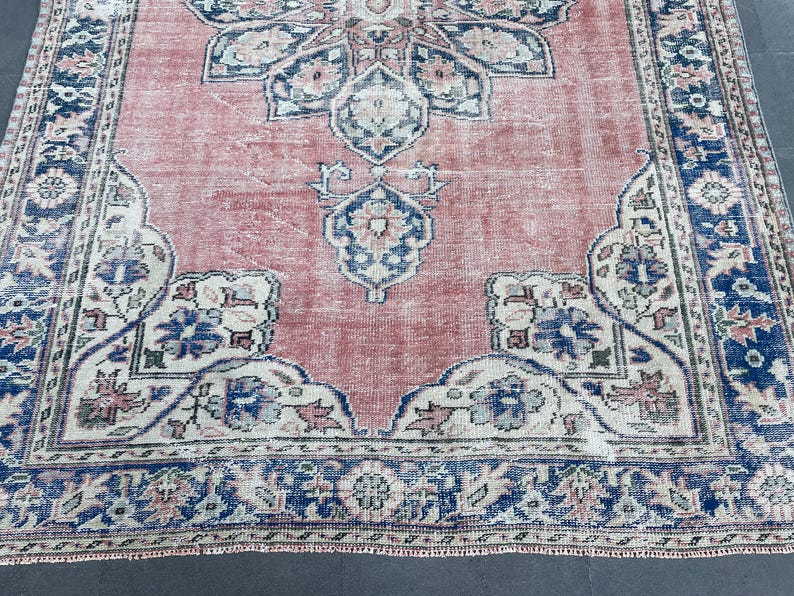7x9 turkisk matta, mjuk vintagematta, neutral bleknad matta, handgjord oushakmatta, kortluggig matta, 7x9 sovrumsmatta, mattor till matsalen, bohemisk matta bild 7