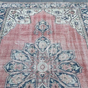 7x9 turkisk matta, mjuk vintagematta, neutral bleknad matta, handgjord oushakmatta, kortluggig matta, 7x9 sovrumsmatta, mattor till matsalen, bohemisk matta bild 8