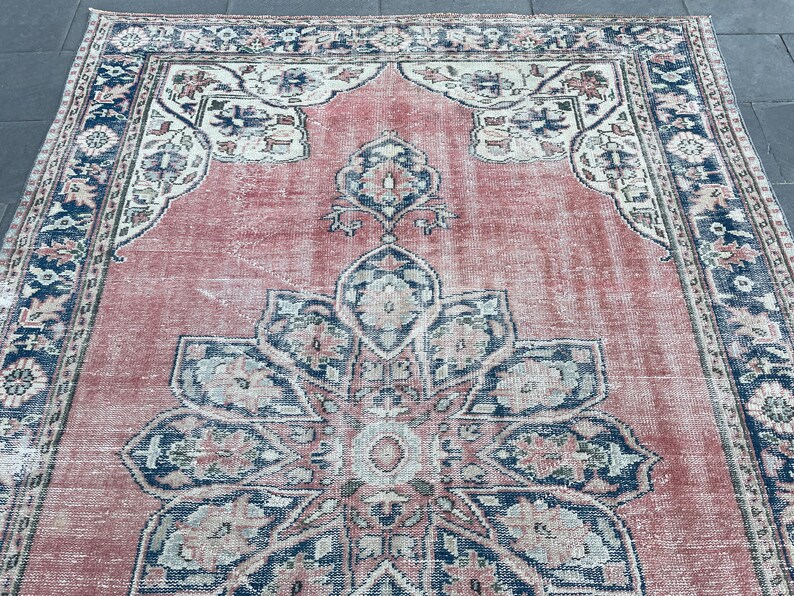 7x9 turkisk matta, mjuk vintagematta, neutral bleknad matta, handgjord oushakmatta, kortluggig matta, 7x9 sovrumsmatta, mattor till matsalen, bohemisk matta bild 8