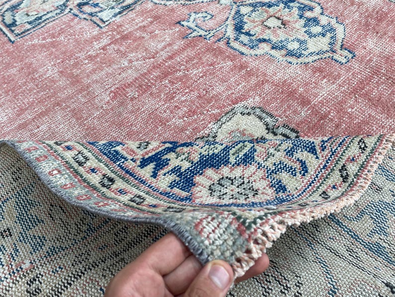 7x9 turkisk matta, mjuk vintagematta, neutral bleknad matta, handgjord oushakmatta, kortluggig matta, 7x9 sovrumsmatta, mattor till matsalen, bohemisk matta bild 1