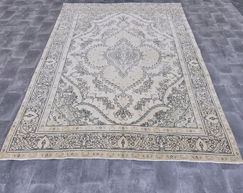 Puede incluir: Una alfombra rectangular grande con un intrincado diseño floral y geométrico en crema, beige y negro. La alfombra presenta un diseño de medallón central y un borde detallado, adecuada para salones o dormitorios.