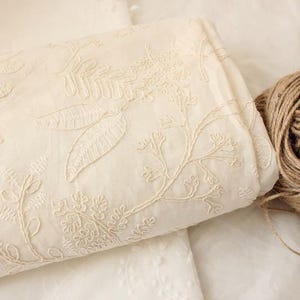 Tela de algodón con flores, tela bordada, tela beige, tela para vestidos, tela floral, tela de algodón bordada, tela de algodón, tela por medio metro