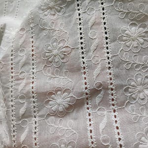 Geborduurde katoenen stof met bloemen, witte stof, bekledingsstof, bloemenstof, geborduurde stof, jurkstof, op maat gesneden stof, katoen