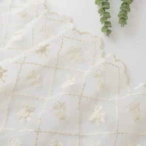 Geborduurde bloemenstof, witte stof, bekledingsstof, bloemenstof, geborduurde stof, jurkstof, op maat gesneden stof, gordijnstof