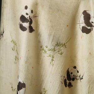 Tessuto Tencel stampato con panda, Tessuto stampato, Tessuto per abbigliamento, Tessuto per abito estivo, Tessuto morbido, Tessuto con panda, Tessuto al mezzo metro, Tessuto per abito immagine 3