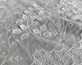 Bloemen geborduurde katoenen stof, witte stof, zomerjurkstof, bloemenstof, geborduurde stof, jurkstof, stof op 1/2-yard gesneden