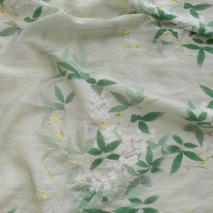 Stof met bloemenprint, groene stof, bedrukte stof, bloemenstof, tafelkleedstof, zachte stof, gordijnstof, jurkstof, stof op maat gesneden