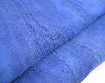 Może przedstawiać: Żywa, królewsko niebieska tkanina o widocznej tkanej fakturze i naturalnych zagnieceniach. Materiał wykazuje spójny, głęboki niebieski odcień na całej powierzchni, z lekko grubym, organicznym splotem tworzącym subtelne cienie i rozjaśnienia.