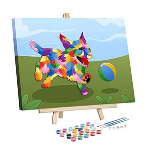Op de afbeelding: Een verf-op-nummer-set met een kleurrijke cartoonhond die rent met een blauwe en groene bal op een groen grasveld. De set bevat een canvas op een ezel, verfpotjes en kwasten.