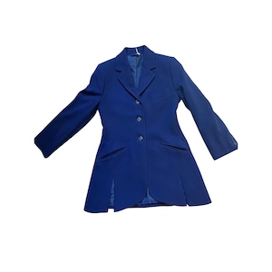 Può includere: Un set di tre tazze in ceramica con finitura opaca e macchiettata. Le tazze sono nei toni del crema, grigio chiaro e grigio scuro. Ogni tazza ha un design semplice e minimalista, perfetto per caffè o tè.