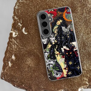 Puede incluir: Una funda transparente para tel&eacute;fono con un dise&ntilde;o psicod&eacute;lico colorido que presenta a una mujer con cabello negro largo, m&uacute;ltiples ojos y un gato negro. El dise&ntilde;o tambi&eacute;n incluye estrellas, flores y otros elementos abstractos.