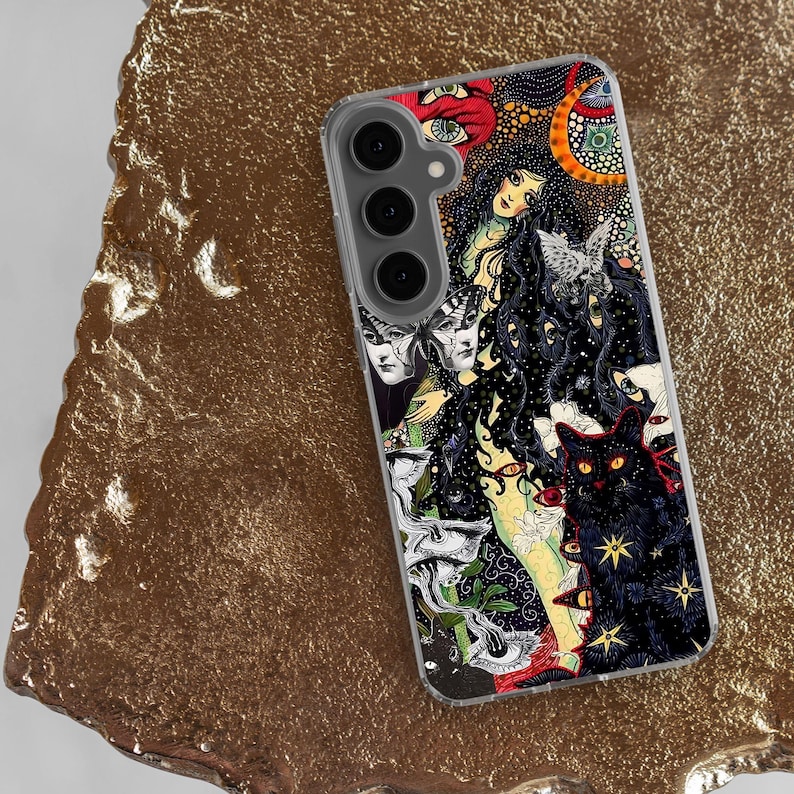 Puede incluir: Una funda transparente para tel&eacute;fono con un dise&ntilde;o psicod&eacute;lico colorido que presenta a una mujer con cabello negro largo, m&uacute;ltiples ojos y un gato negro. El dise&ntilde;o tambi&eacute;n incluye estrellas, flores y otros elementos abstractos.