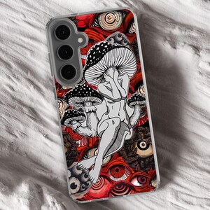 Puede incluir: Una funda transparente para tel&eacute;fono con un dise&ntilde;o psicod&eacute;lico que presenta a una persona sentada en un hongo con ojos rojos y negros en el fondo.