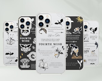 Op de afbeelding: Een verzameling van vijf telefoonhoesjes met diverse ontwerpen. Elk hoesje heeft een andere afbeelding, waaronder draken, tekst en citaten. De hoesjes zijn voornamelijk wit en zwart, met enkele gouden accenten. De tekst bevat "FOURTH WING".