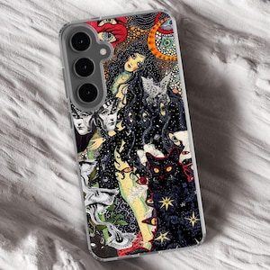 Puede incluir: Una funda transparente para tel&eacute;fono con un dise&ntilde;o psicod&eacute;lico colorido que presenta a una mujer con cabello negro largo, un gato negro y m&uacute;ltiples ojos. El dise&ntilde;o recuerda a una ilustraci&oacute;n vintage.