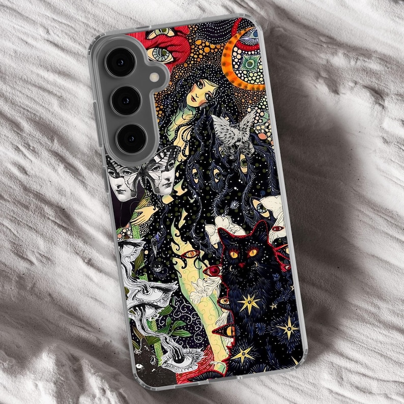 Puede incluir: Una funda transparente para tel&eacute;fono con un dise&ntilde;o psicod&eacute;lico colorido que presenta a una mujer con cabello negro largo, un gato negro y m&uacute;ltiples ojos. El dise&ntilde;o recuerda a una ilustraci&oacute;n vintage.