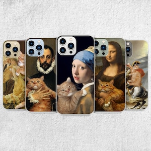 Puede incluir: Cinco fundas para iPhone con diferentes pinturas famosas que presentan un gato en cada una. Las fundas son transparentes y muestran las pinturas a través de la funda. Las pinturas incluyen un retrato de un hombre con un gato en el hombro, un retrato de una mujer con un gato en el hombro, un retrato de una mujer con un gato en los brazos, un retrato de una mujer con un gato en los brazos y un retrato de una mujer con un gato en un caballo.