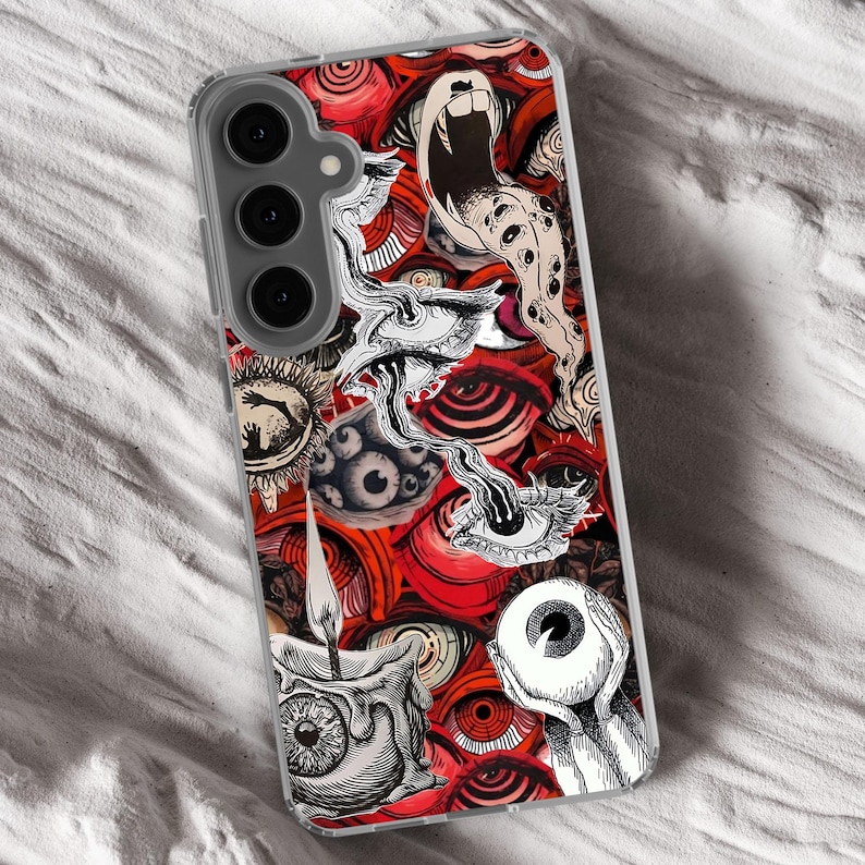 Puede incluir: Una funda transparente para tel&eacute;fono con un dise&ntilde;o rojo, negro y blanco que presenta m&uacute;ltiples ojos y una boca. El dise&ntilde;o es un collage de diferentes im&aacute;genes, incluyendo una vela, una mano sosteniendo un ojo y una boca con dientes.