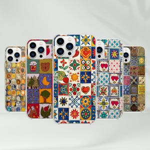 Può includere: Cinque custodie per telefoni con design colorati e fantasia. Le custodie presentano vari motivi, tra cui un orso, un albero, una luna crescente e un sole. I disegni sono su sfondo bianco.