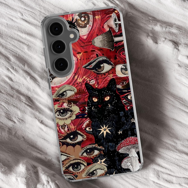 Puede incluir: Una funda transparente para tel&eacute;fono con un dise&ntilde;o colorido que presenta un gato negro, hongos y m&uacute;ltiples ojos. El fondo es un patr&oacute;n de remolino rojo y blanco.