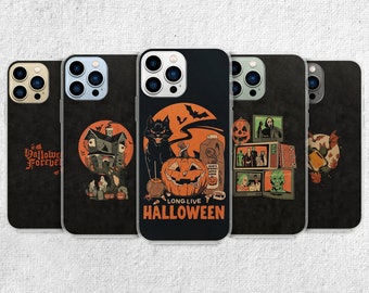 Op de afbeelding: Set van vijf Halloween-telefoonhoesjes met verschillende ontwerpen. De hoesjes zijn transparant en bevatten zwart-wit illustraties van een spookhuis, een zwarte kat, een pompoen, een griezelige filmscène en een monster. De tekst "Long Live Halloween" is op een van de hoesjes gedrukt.