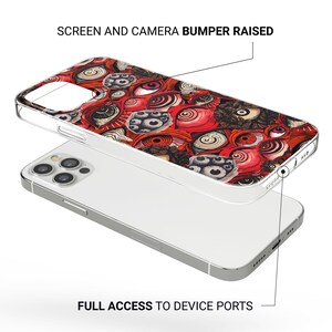 Puede incluir: Una funda transparente para tel&eacute;fono con un patr&oacute;n de ojos rojo, blanco y negro. La funda est&aacute; dise&ntilde;ada para proteger la pantalla y la c&aacute;mara del tel&eacute;fono. "SCREEN AND CAMERA BUMPER RAISED" y "FULL ACCESS TO DEVICE PORTS" est&aacute;n escritos en la imagen.