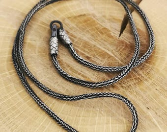 Colar com corrente trançada em prata de lei, oxidada, para homens ou mulheres.
