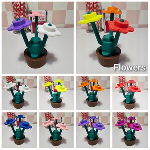 Puede incluir: Un conjunto de diez arreglos florales coloridos, cada uno con tres flores. Las flores est&aacute;n hechas de pl&aacute;stico y tienen un dise&ntilde;o retro y caprichoso. Las flores est&aacute;n dispuestas en una maceta marr&oacute;n con un tallo verde. Las flores son de varios colores, incluyendo morado, amarillo, naranja, rojo y blanco. La imagen est&aacute; titulada "Flores".