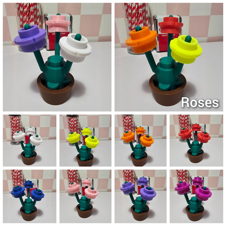 Puede incluir: Un juego de tres saleros y pimenteros con forma de flor en una variedad de colores, incluyendo morado, blanco, naranja, amarillo, rojo y rosa. Los saleros est&aacute;n dispuestos en una peque&ntilde;a maceta con un tallo verde y una base marr&oacute;n. El texto "Roses" est&aacute; impreso debajo de la imagen.