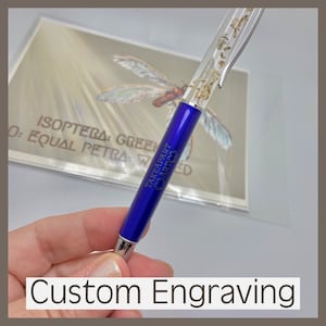 Lasergravieren Sie den Namen oder das Logo des Unternehmens auf Sets mit hängenden Termitenstiften – wählen Sie 3, 6, 9 oder 12, um mit der mitgelieferten Geschenkkarte für Termitenarten zu werben