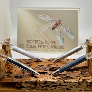 Mit Acryl ummantelter TERMITE Holz Schreibtisch Display mit 4 TERTE gefüllten Stiften, Holzboden mit rutschfester Unterseite und Aquarell Geschenkkarte. Geschäftsgeschenk