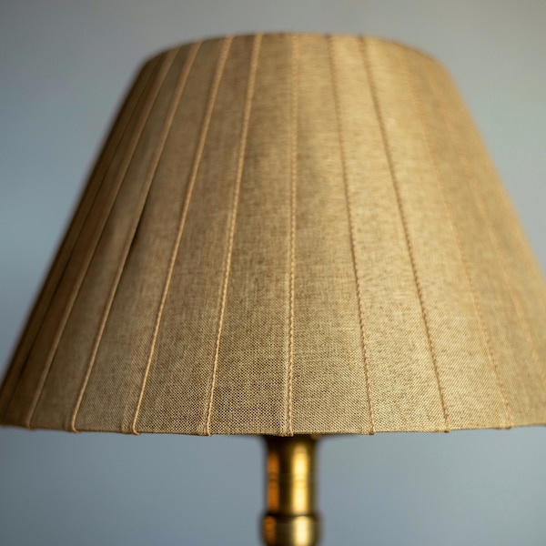 Beige plissierter Leinen Lampenschirm, Tischlampe mit Lampenschirm, Boho Lampenschirm, Tischlampe aus Messing