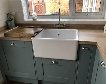 Escurridor elevado de pino macizo para fregadero tipo Belfast/Butler que se eleva sobre la encimera.