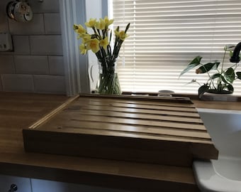 Escurridor grande elevado de pino macizo para fregadero tipo Belfast/Butler que se eleva sobre la encimera.