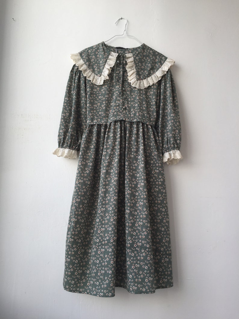 cottage core dress,victorian dress, button up till waist. lace on the collar and sleeves. floral print. elongated modest. image 7