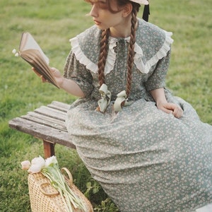 cottage core dress,victorian dress, button up till waist. lace on the collar and sleeves. floral print. elongated modest.