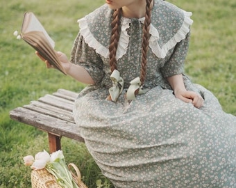 cottage core dress,victorian dress, button up till waist. lace on the collar and sleeves. floral print. elongated modest.