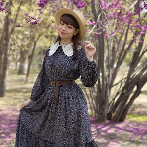 Samt weiches Stoffkleid, Cottage Kern Kleid, Häkelkragen, viktorianisches Kleid, elastische Taille. vorne geknöpft.