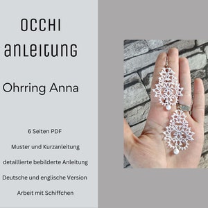 以下が含まれることがあります： 白いレース編みのイヤリングで、各イヤリングにパールビーズが付いています。イヤリングは、繊細な花柄の涙型をしています。画像には、「OCCHI anleitung Ohrring Anna 6 Seiten PDF Muster und Kurzanleitung detaillierte bebilderte Anleitung Deutsche und englische Version Arbeit mit Schiffchen」というテキストが含まれています。